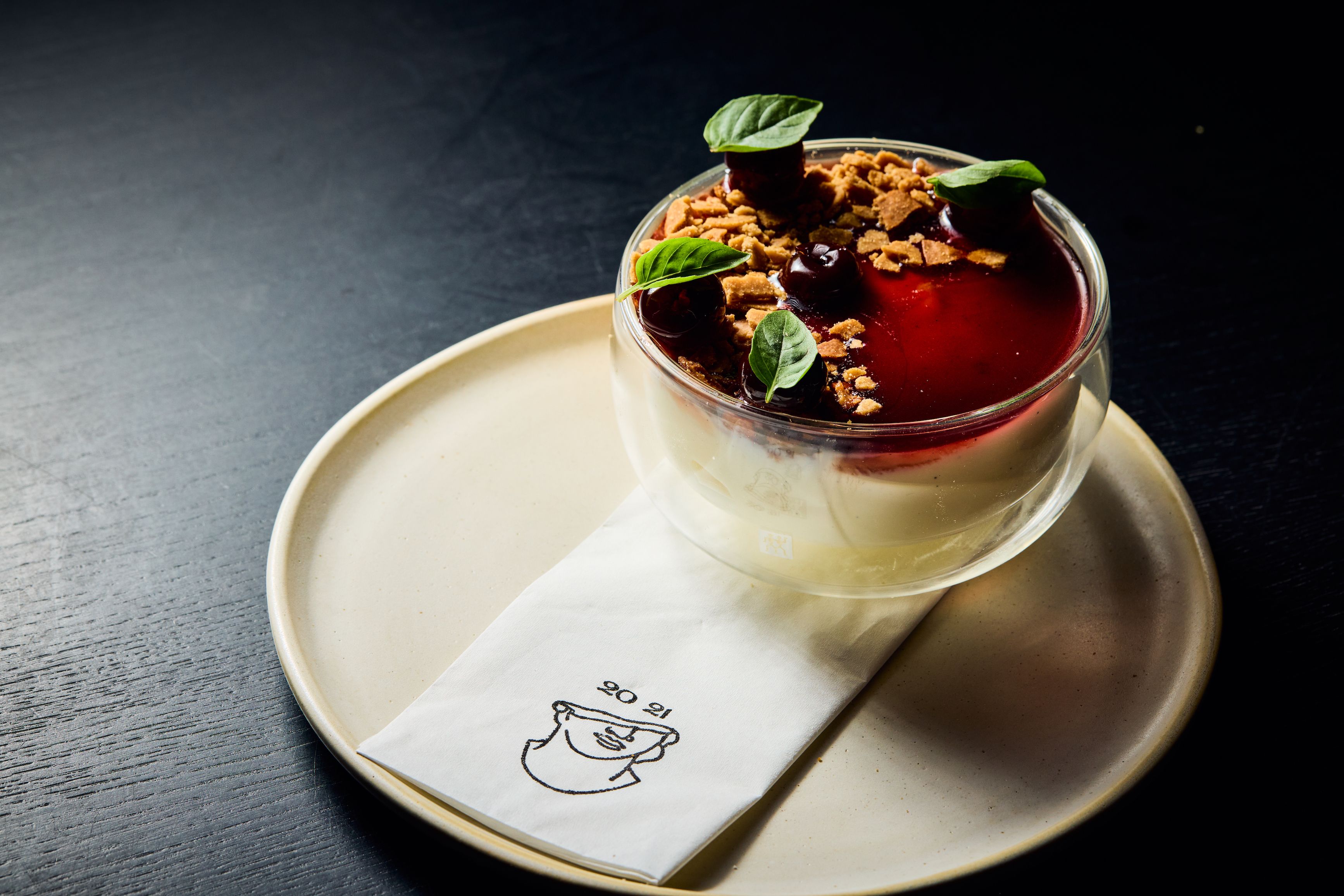 Panna cotta de baunilha, calda de amarena e crumble de mel  / Rodolfo Regini