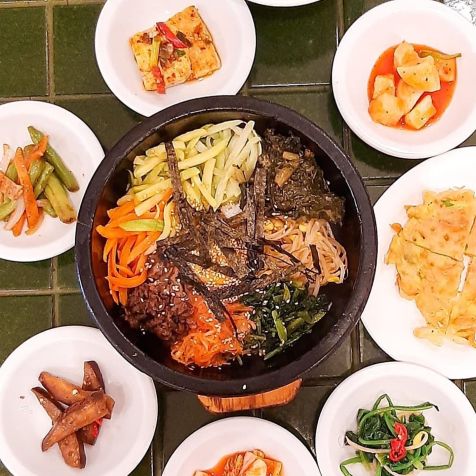 Dorsot Bibimpap", um famoso risoto coreano preparado com carne agridoce, legumes frescos, algas, raízes e um ovo perfeitamente cozido / Suzana Cho