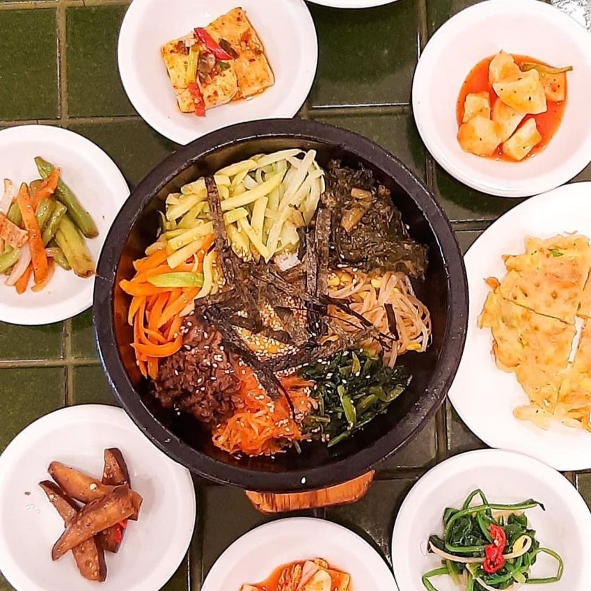 Dorsot Bibimpap", um famoso risoto coreano preparado com carne agridoce, legumes frescos, algas, raízes e um ovo perfeitamente cozido / Suzana Cho