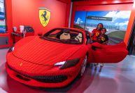 Ferrari de 424 mil peças de Lego é atração em parque na Flórida