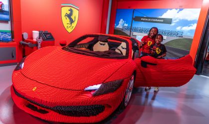 Ferrari de 424 mil peças de Lego é atração em parque na Flórida