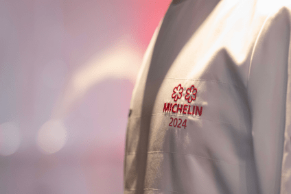 Jaleco do Guia Michelin 2024, que volta ao Rio de Janeiro e a São Paulo