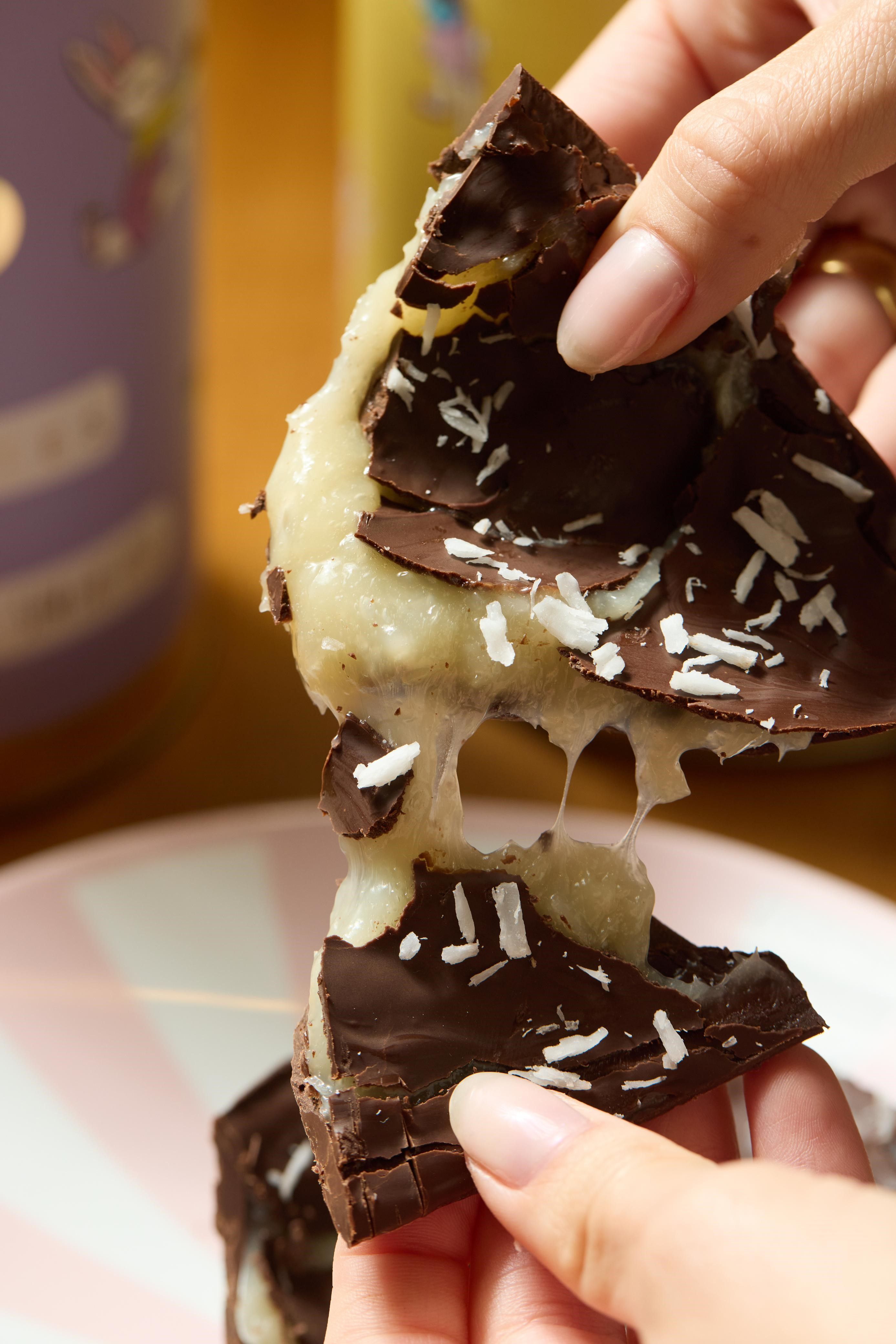 Uma das opções de ovos inteiros da Healthy Bites tem a casca recheada com cocada cremosa / Divulgação