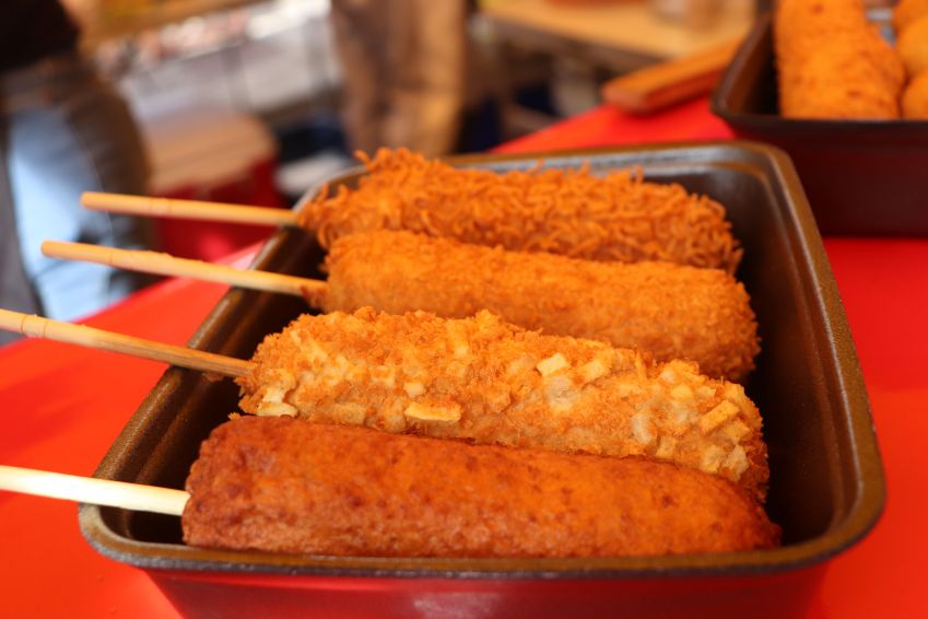Hot Dog Coreano é uma das comidas que mais aparecem nas séries do país; ele pode ser encontrado na Feira do Bom Retiro, que acontece aos sábados / Feira do Bom Retiro
