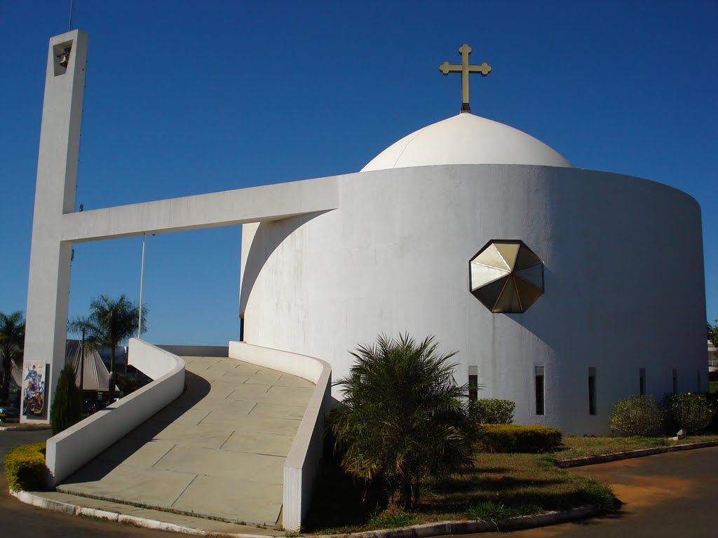Igreja Ortodoxa São Jorge foi projetada em Brasília em 1986 por Oscar Niemeyer / Wikimedia Commons