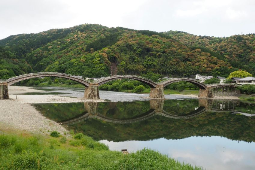 Kintaikyo Bridge, uma ponte histórica em formato de arcos de madeira, fica localizada na cidade de Iwakuni, na província de Yamaguchi / Unsplash