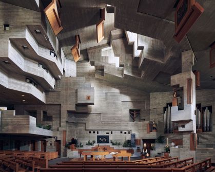 A igreja Saint-Nicolas d'Hérémence na Suíça foi projetada por Walter Maria Förderer e concluída em 1971.