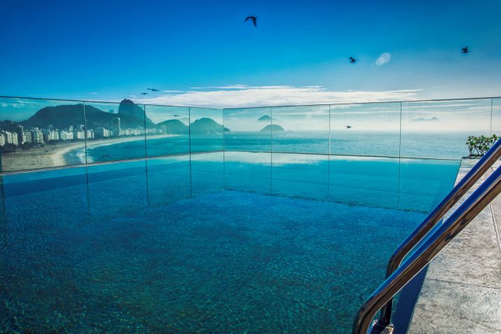 Piscina do rooftop do hotel Miramar by Windsor em Copacabana / Divulgação