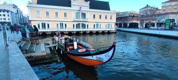 Moliceiro, típica jangada para transitar entre os canais de Aveiro, chamada de &quot;Veneza Portuguesa&quot;