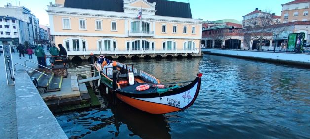 Moliceiro, típica jangada para transitar entre os canais de Aveiro, chamada de &quot;Veneza Portuguesa&quot;