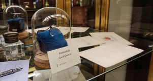 Monóculo usado por Eça de Queiroz disposto na sala de leitura do MS Collection Aveiro - Palacete de Valdemouro