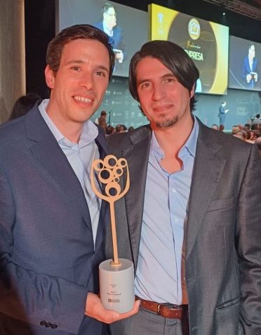 Os enólogos da Menin Wine Company João Rosa Alves (esquerda) e Tiago Alves de Sousa aceitam o prêmio de Produtor do Ano / Acervo pessoal