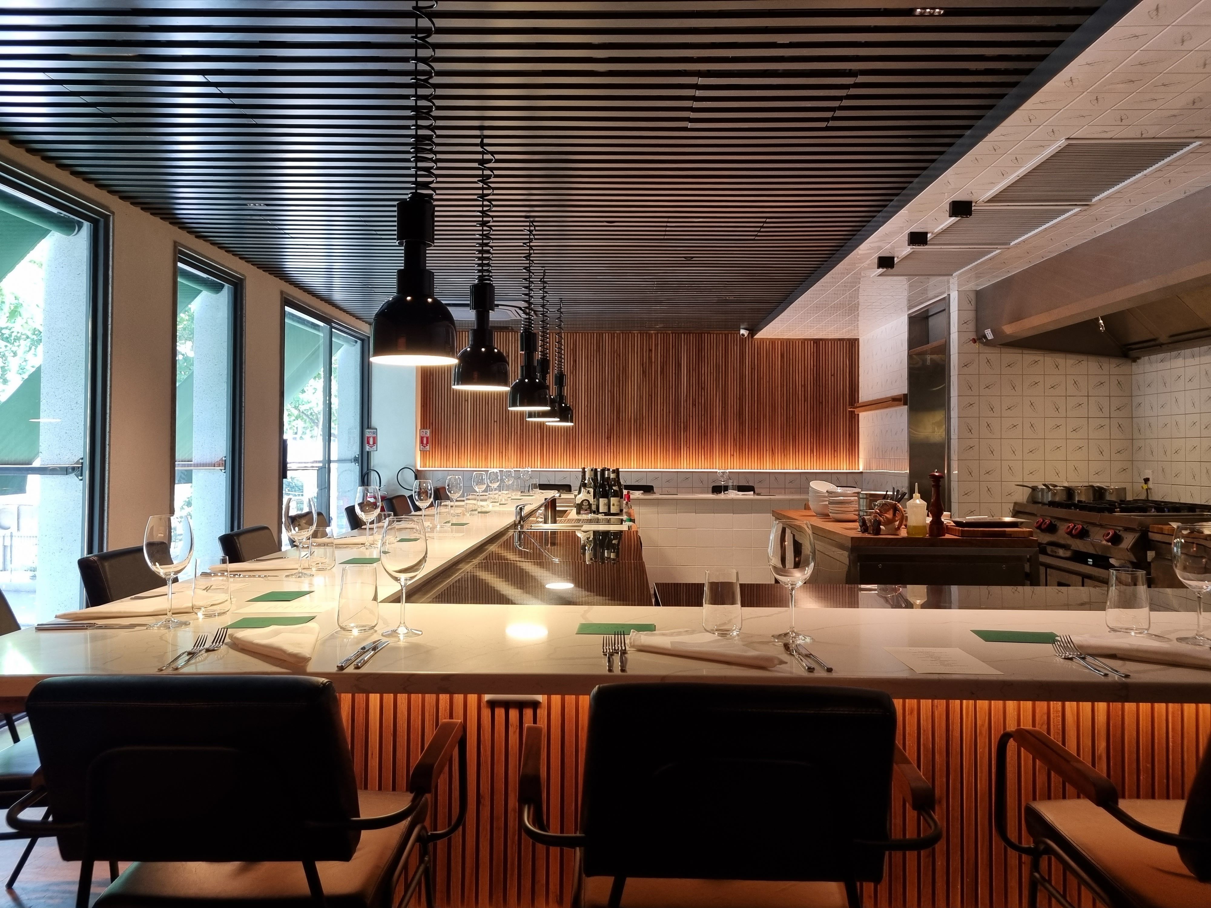 Ambiente do Oseille tem apenas 16 lugares ao redor do balcão / Tadu Arquitetura