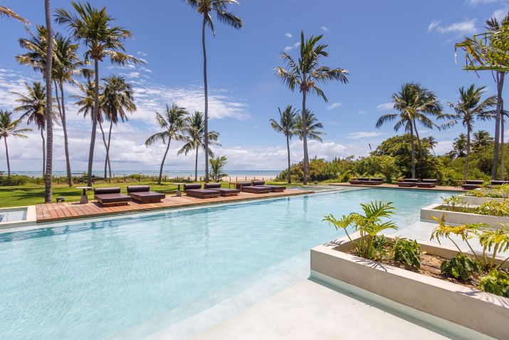 Área da piscina do Mahré Hotel, que possui 30 suítes com piscinas privativas e ampla área onde é possível realizar casamentos e festas • @ruinagaefotografia