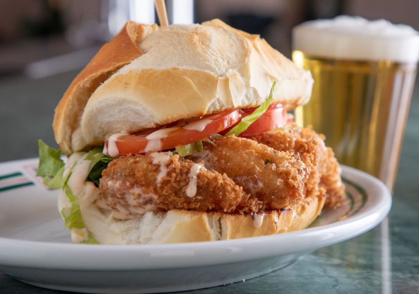 Po'Boy com camarão dorê, alface americano, tomate fatiado e molho no pão francês / Ricardo D'Angelo