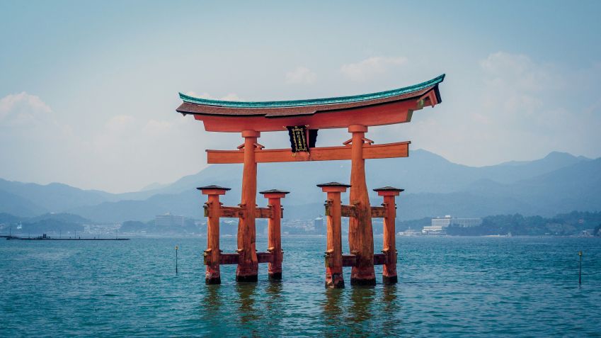 Portão Torii, na ilha de Miyajima, fica parcialmente submerso na maré alta. Ele marca a entrada do Santuário de Itsukushima / Unsplash