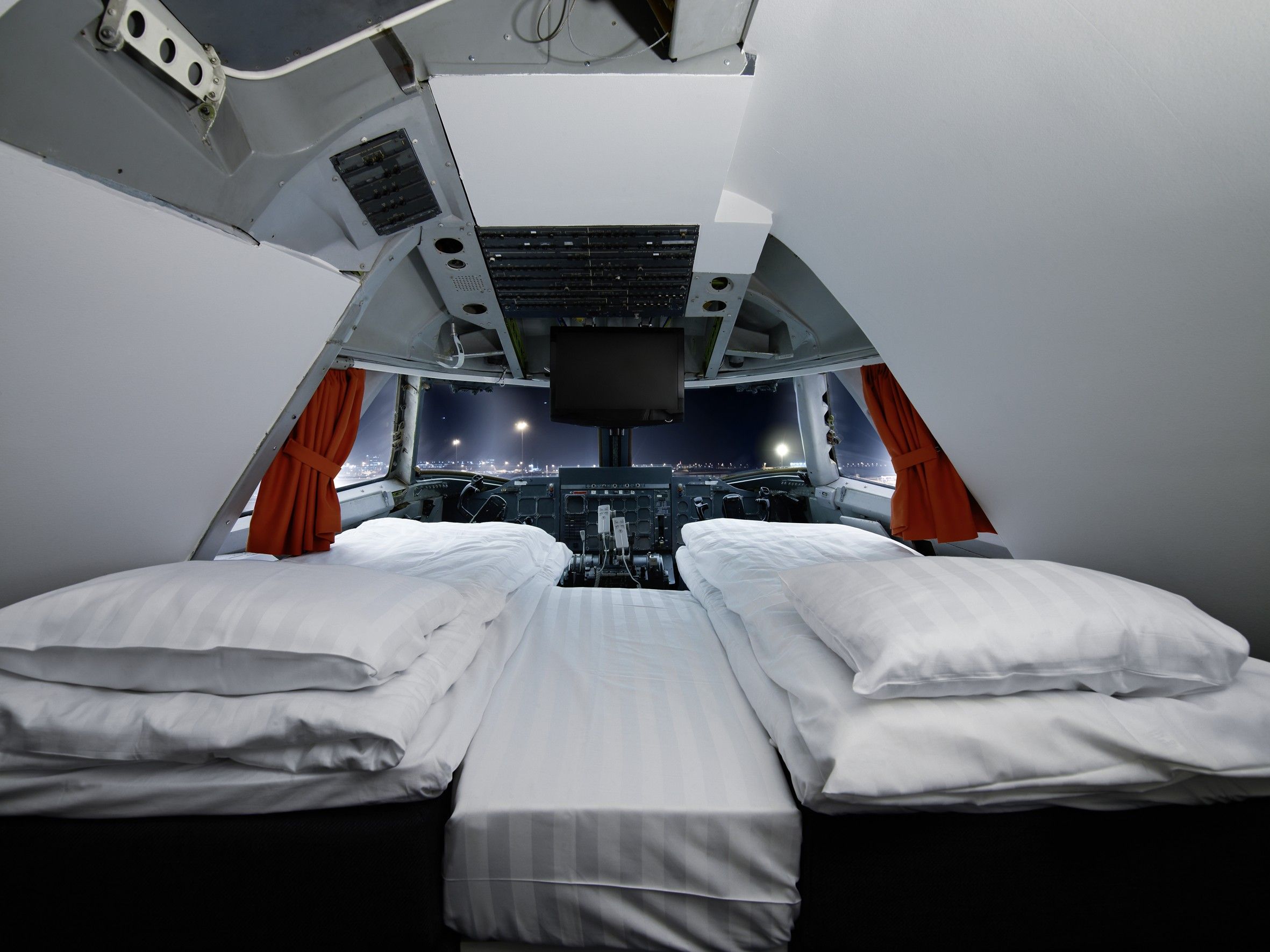 Suíte de cama dupla na cabine de um Boeing 747 que foi transformado no hotel Jumbo Stay, na Suécia
