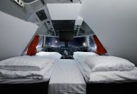 Boeing 747 vira hotel em aeroporto da Suécia com suíte na cabine do piloto