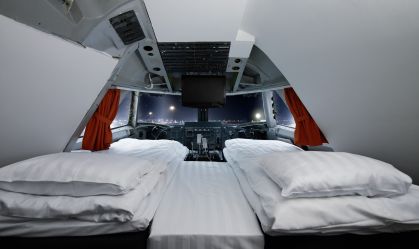 Boeing 747 vira hotel em aeroporto da Suécia com suíte na cabine do piloto