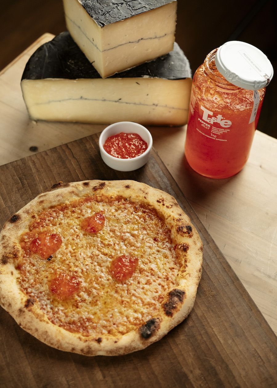 Pizza Rio de Janeiro com queijo Serra Negra do Ateliê du Leite e geleia de pimenta dedo de moça. Disponível no menu somente no mês de março / GUI GALEMBECK