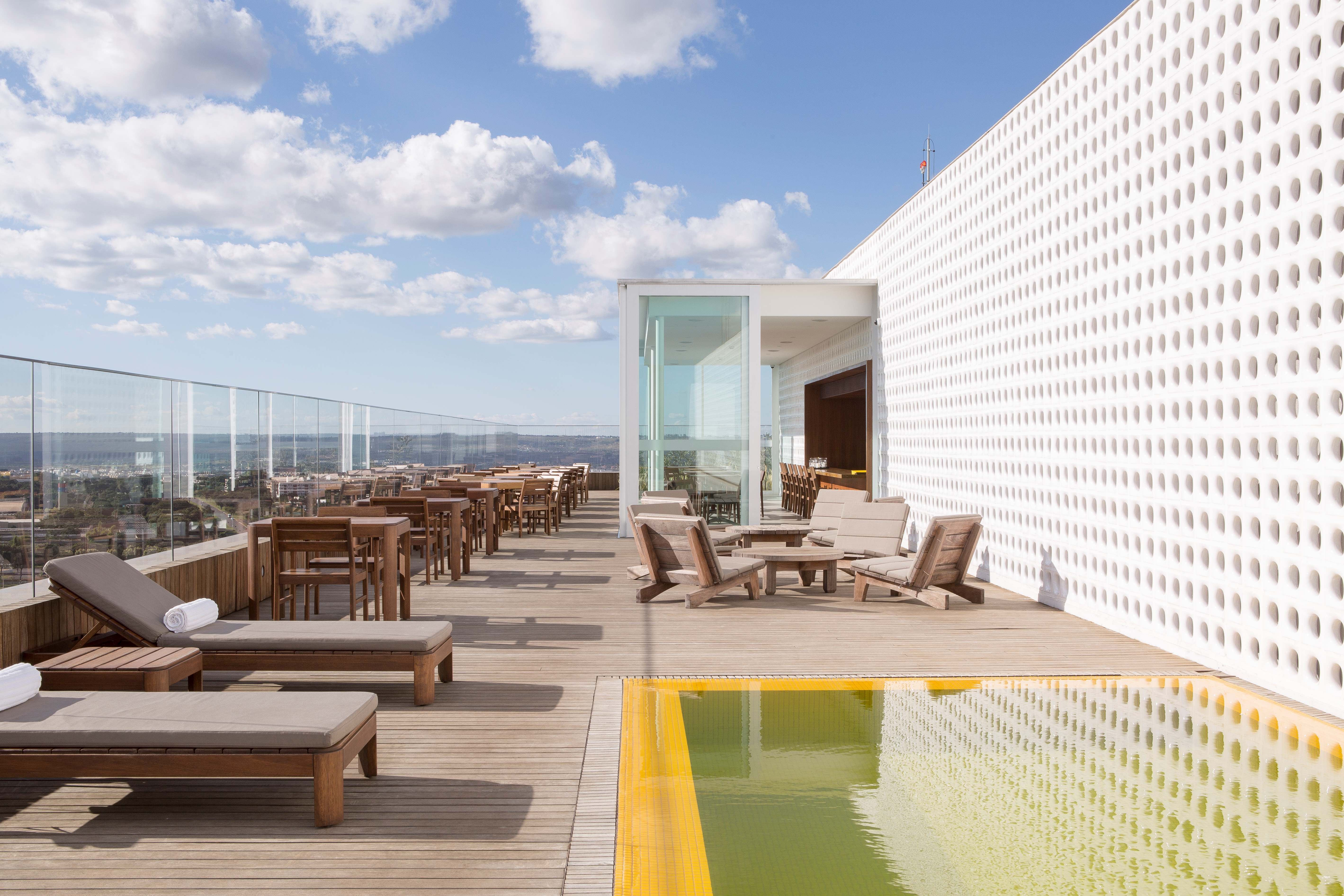 Rooftop do B Hotel tem concorrido bar e piscina icônica em tom de amarelo