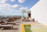 B Hotel: rooftop badalado e perfeita união entre arte e arquitetura em Brasília