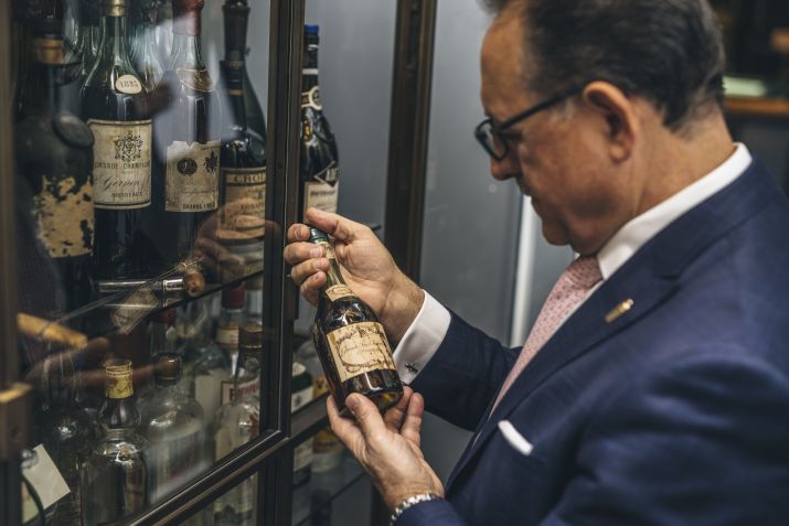 Salvatore Calabrese com sua coleção de bebidas vintage no The Donovan Bar / Lateef Okunnu/Brown's Hotel