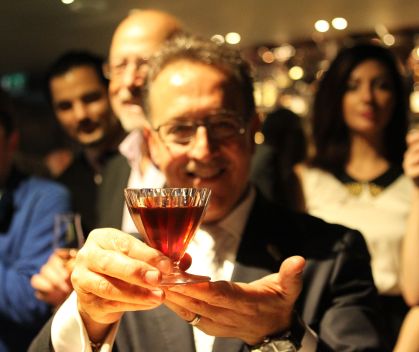 Bartender Salvatore Calabrese segura o coquetel Salvatore's Legacy, que já foi o mais caro do mundo