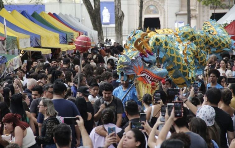 Bairro do Bom Retiro recebe feirinha multicultural. Na foto, comemoração no mês passado das comunidades japonesa, coreana e chinesa no início do ano novo lunar / Reprodução Instagram