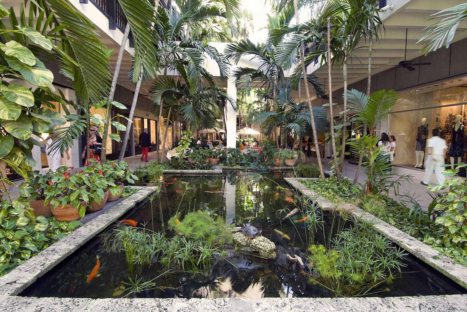 Bal Harbour Shops é o grande ponto de encontro da região, com inúmeras lojas de grandes marcas e restaurantes / Divulgação