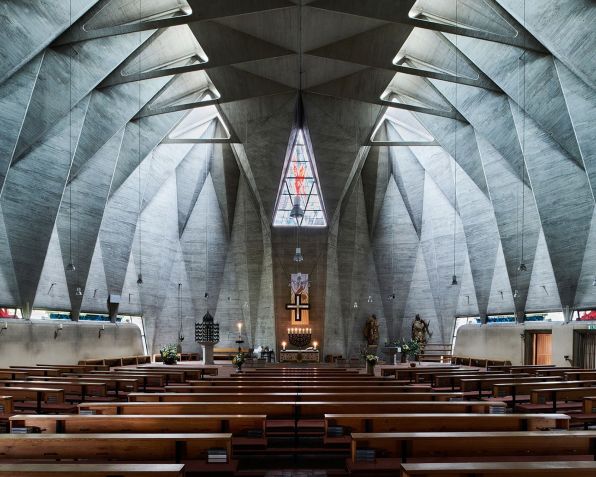 St. Paulus em Neuss, Alemanha, apresenta um telhado incomum, quase dobrado. Foi projetado por Fritz Schaller e terminou em 1970. / Jamie McGregor Smith via CNN Newsource