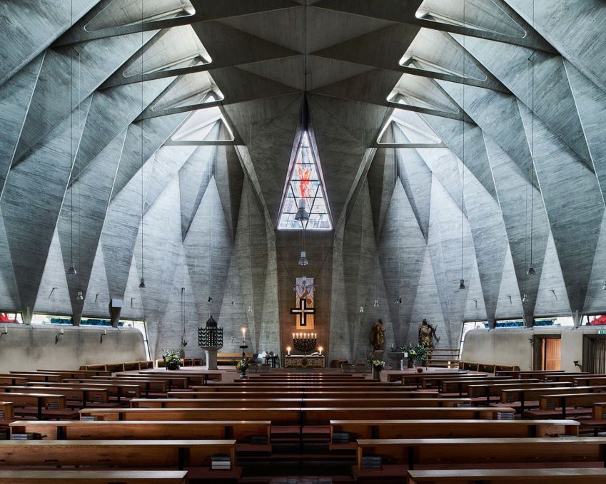St. Paulus em Neuss, Alemanha, apresenta um telhado incomum, quase dobrado. Foi projetado por Fritz Schaller e terminou em 1970. / Jamie McGregor Smith via CNN Newsource