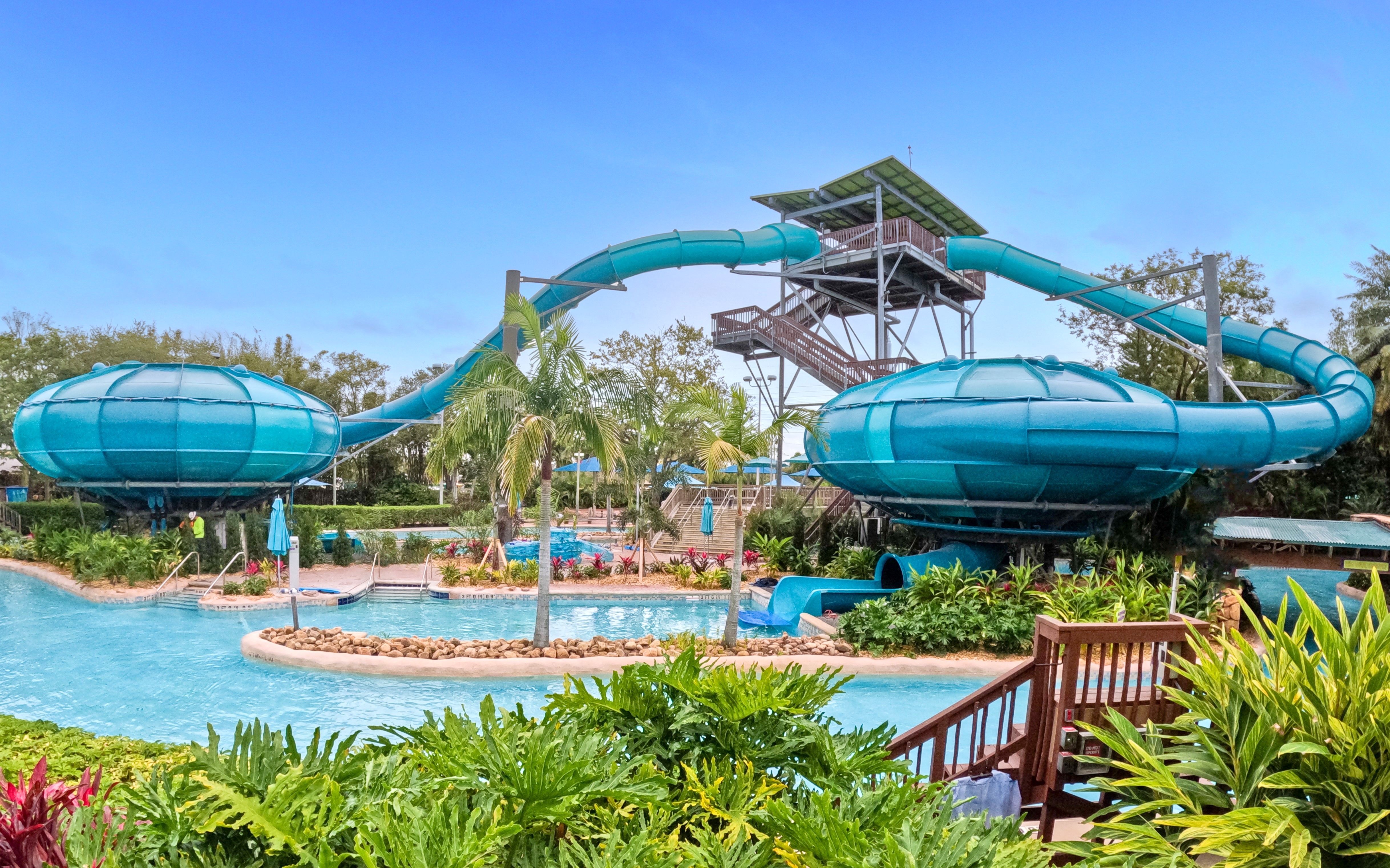 Toboágua azul e piscina do parque Aquatica Orlando, nos Estados Unidos