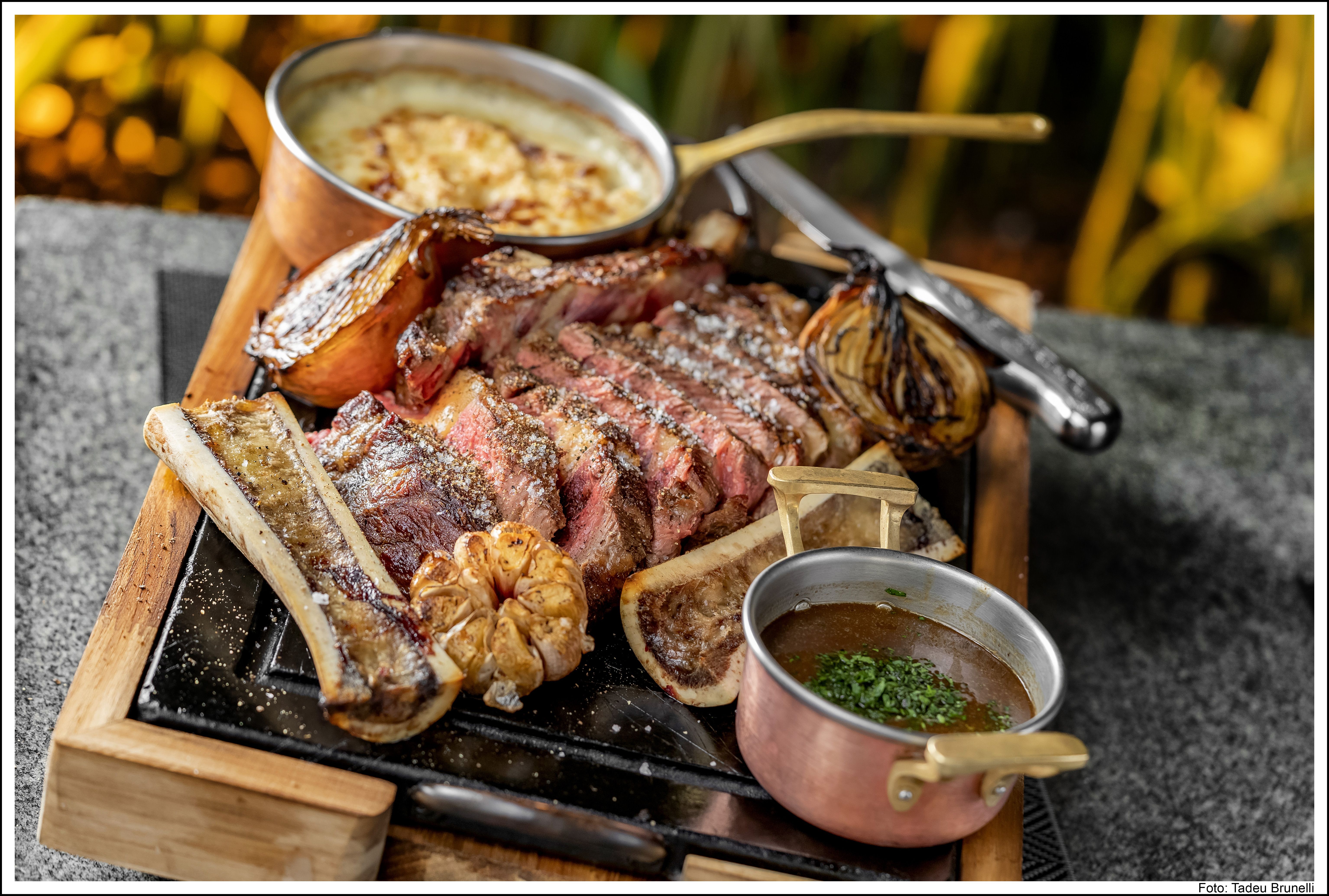 Côte de Boeuf com tutano ao molho bordelaise e batata dauphinois do Urus / Tadeu Brunelli