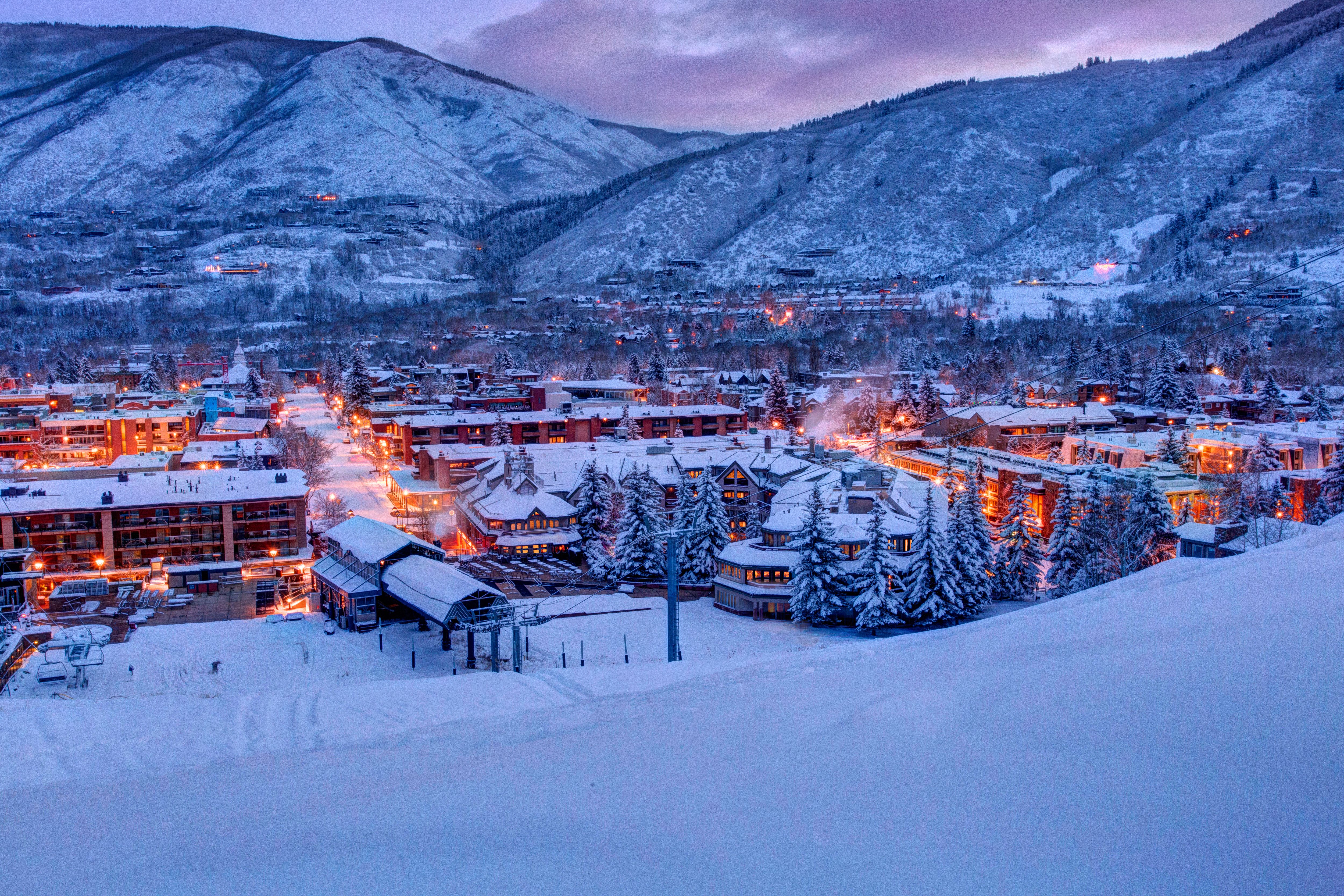 Vista para o vilarejo de Aspen Mountain, no complexo de esqui Aspen Snowmass, nos Estados Unidos