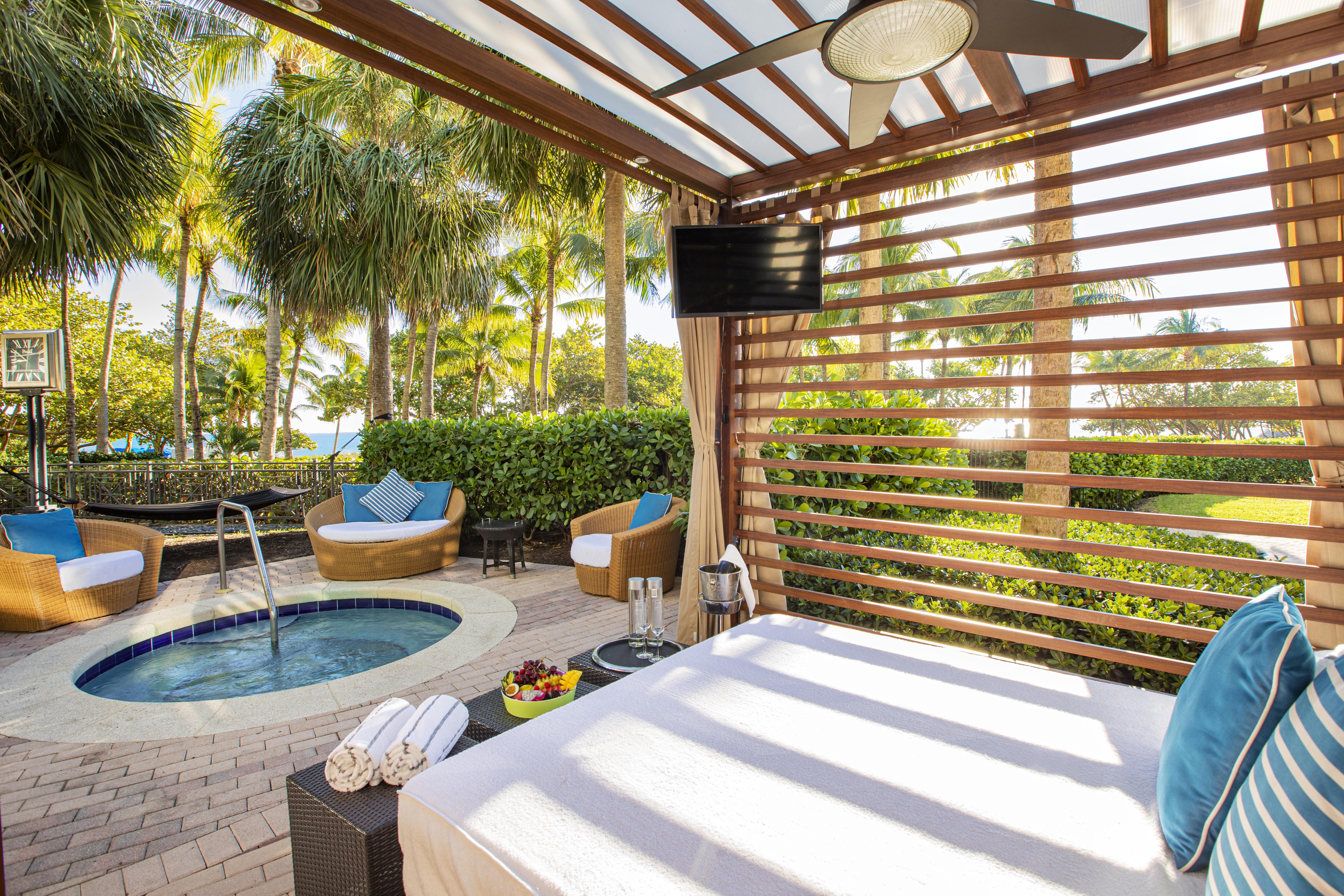 Cabanas privativas na área da piscina no Ritz-Carlton Bal Harbour / Divulgação