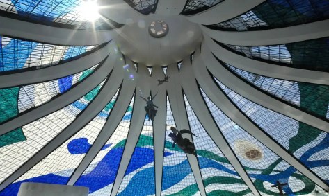 Marianne Peretti é a artista criadora dos vitrais da Catedral de Brasília.