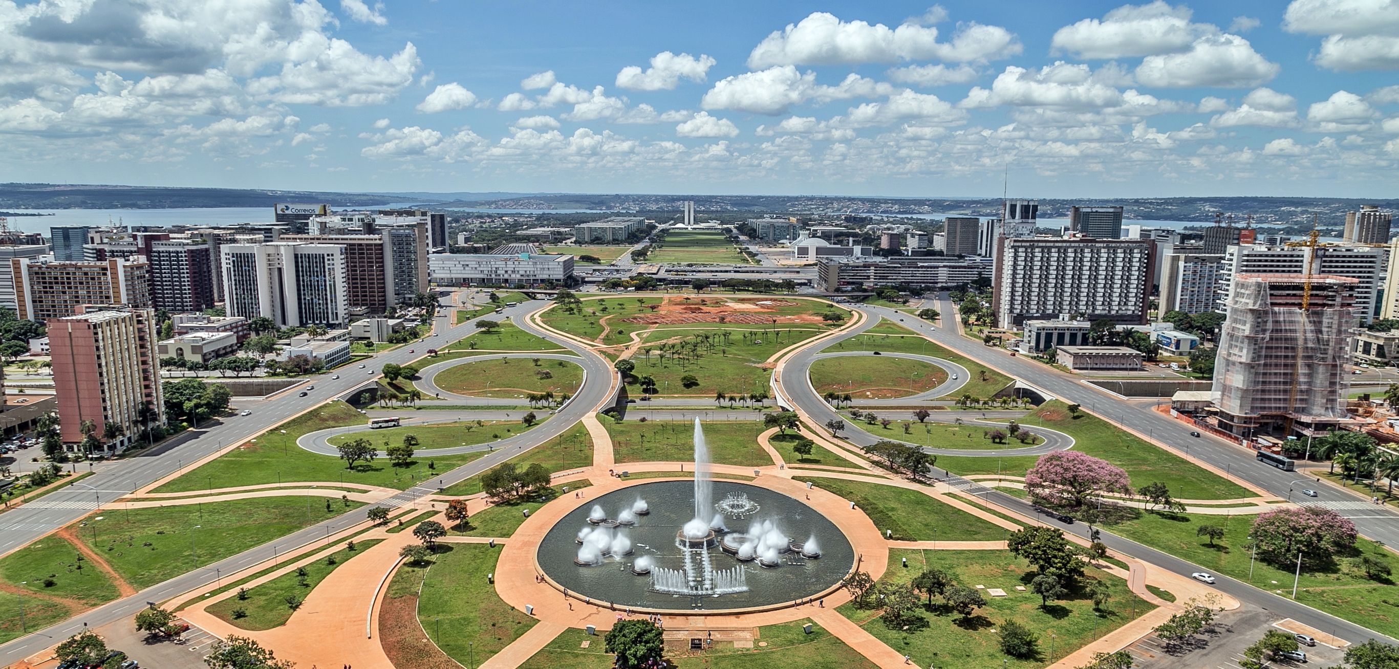 Vista do Eixo Monumental de Brasília a partir da Torre de TV, que se ergue a 230 metros de altura / Wikimedia Commons
