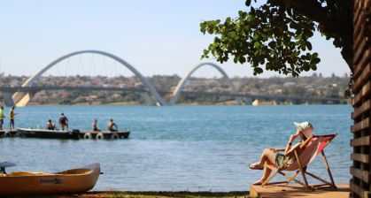 Ponte Juscelino Kubitschek, também conhecida como “Terceira Ponte”, liga o Lago Sul, Paranoá e São Sebastião à parte central de Brasília.
