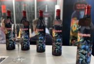 Vocalista do Iron Maiden lança vinho do Douro com toques de heavy metal