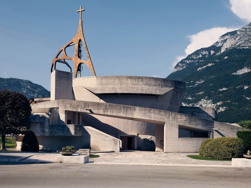A Igreja de Santa Maria Immacolata de Giovanni Michelucci em Longarone, Itália, foi criada a partir de concreto não tratado. / Jamie McGregor Smith via CNN Newsource