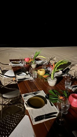 Jantar exclusivo na praia está entre as opções de experiências que o hotel oferece / Tina Bini
