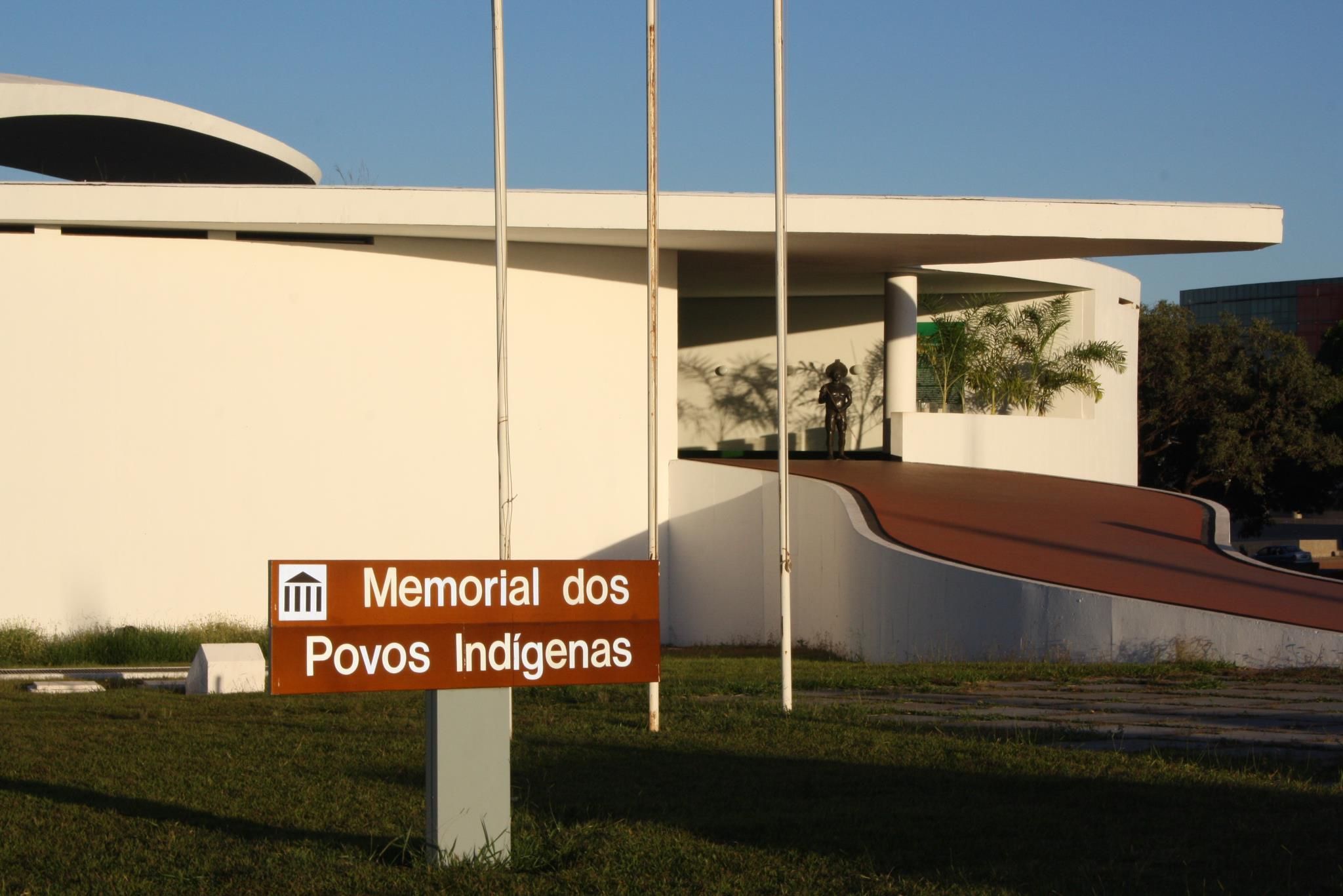 O Memorial dos Povos Indígenas foi projetado por Oscar Niemeyer em forma de espiral que remete a uma maloca redonda dos índios Yanomami. / Memorial Dos Povos Indígenas/Facebook