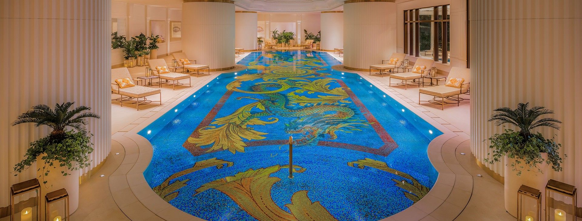 Piscina interior do novo hotel possui 27 metros de extensão / Reprodução/site/palazzoversace