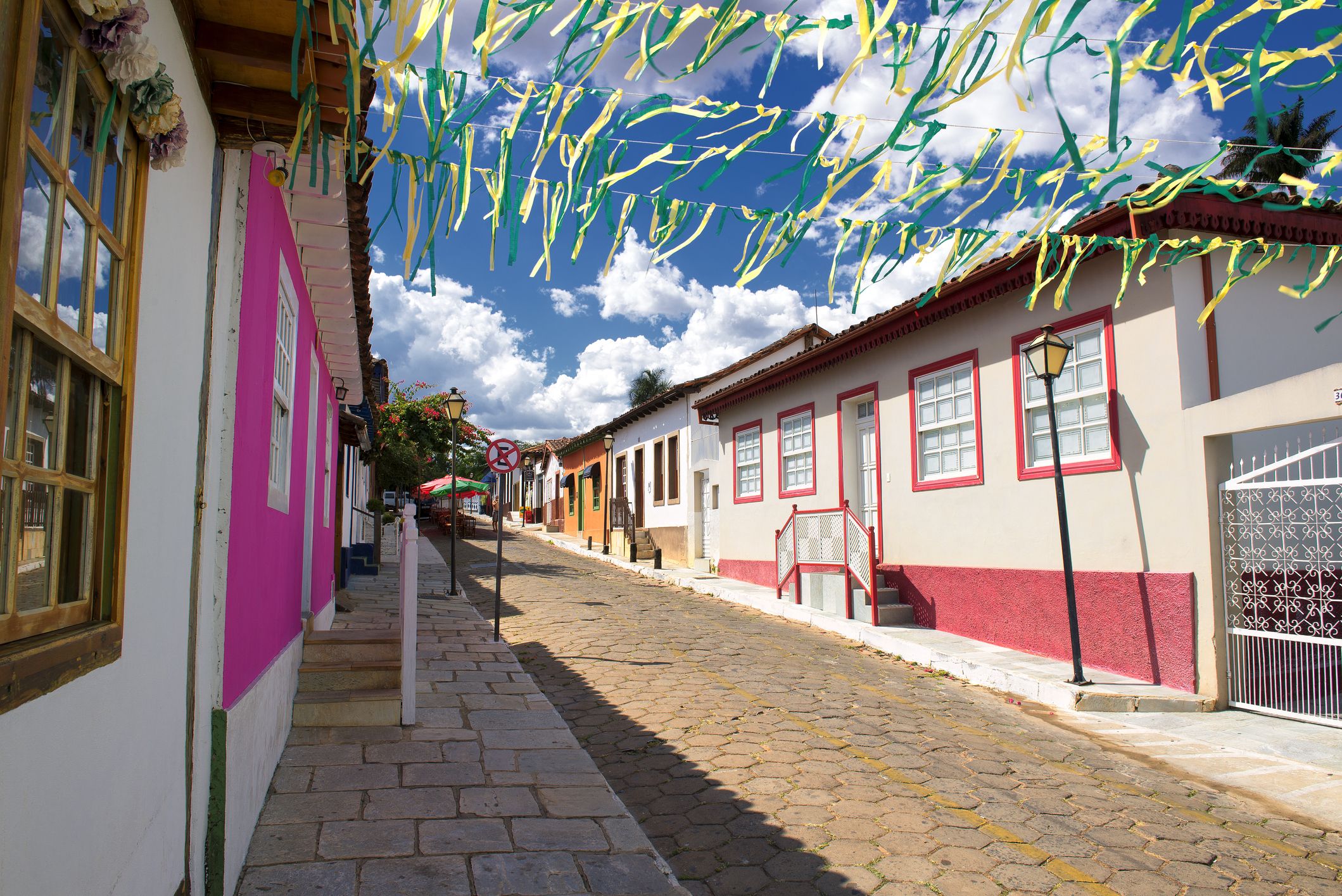 Rua enfeitada na cidade histórica de Pirenópolis, no estado de Goiás, Brasil.