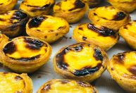 Emma Stone comeu 60 pastéis de nata para “Pobres Criaturas”; saiba onde comprá-los em Lisboa