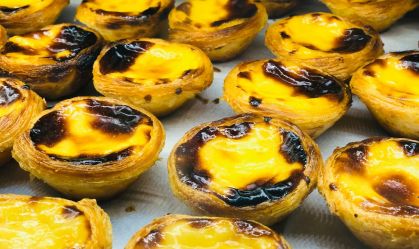 Emma Stone comeu 60 pastéis de nata para “Pobres Criaturas”; saiba onde comprá-los em Lisboa