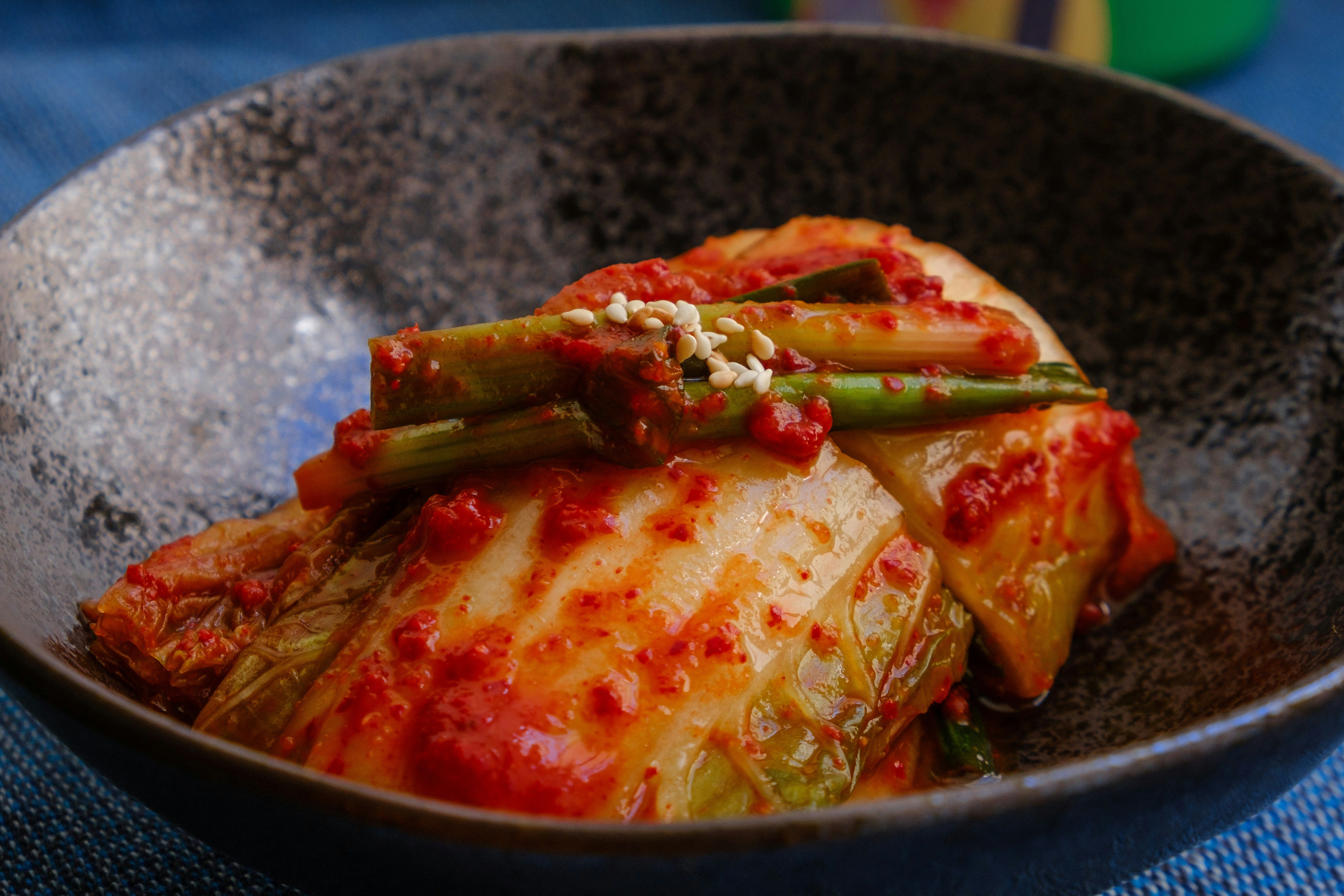 Kimchi, um fermentado apimentado e profundamente aromático, considerado a alma da culinária coreana. • Unsplash