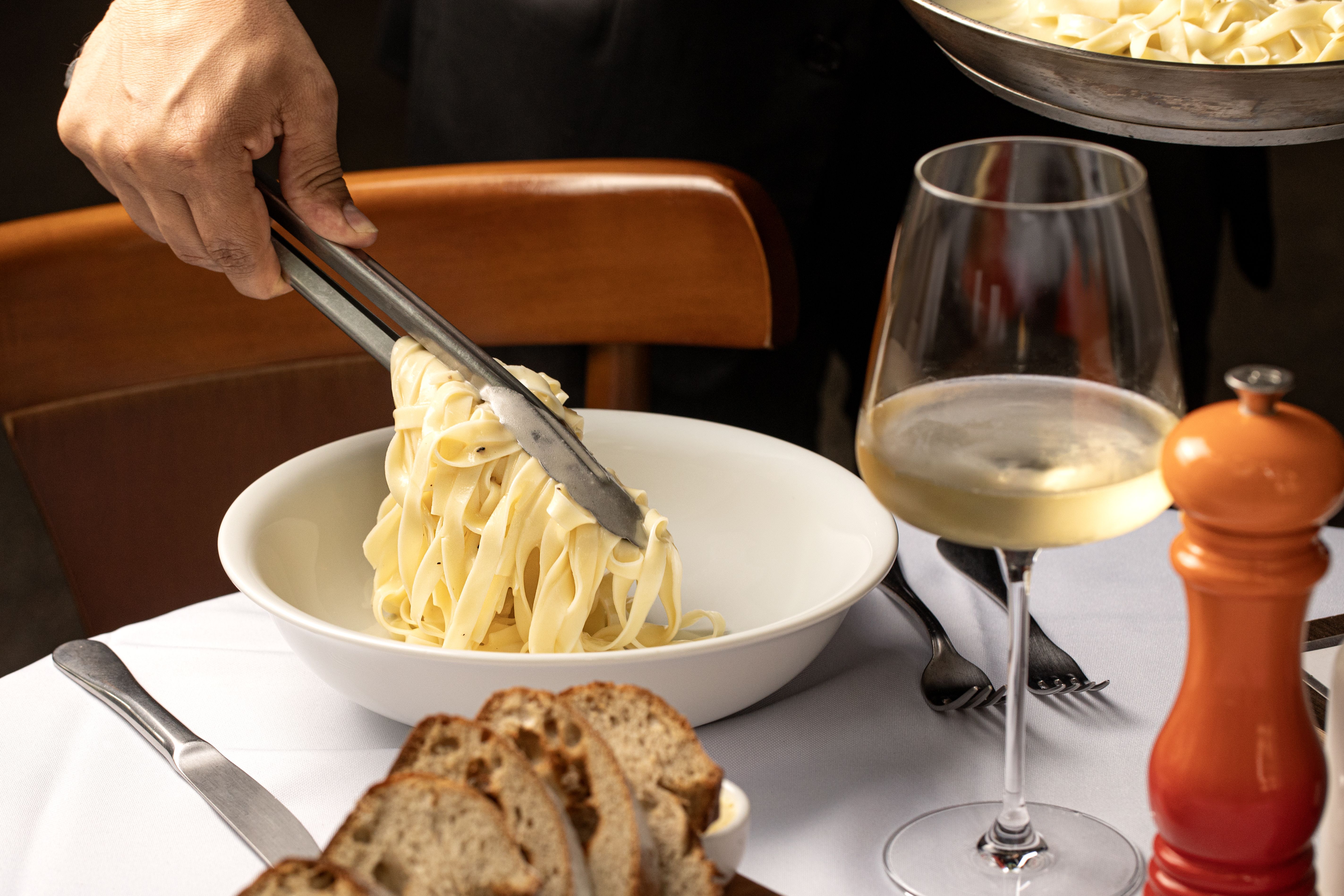 Prato de massa do Bottega Bernacca, casa italiana de São Paulo, harmonizado com vinho