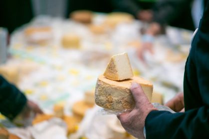 Julgamento de queijos durante o Concurso de Queijos e Produtos Lácteos do 2º Mundial do Queijo do Brasil